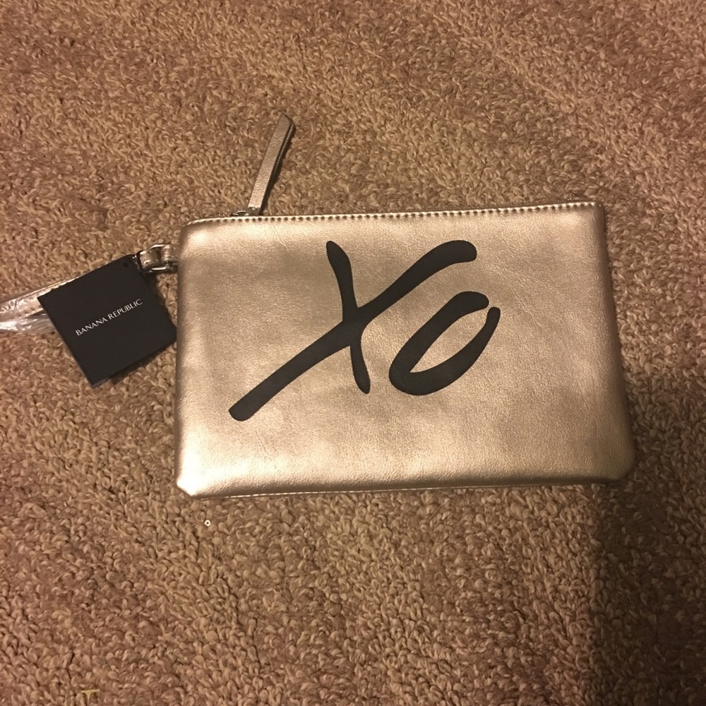 🎁 NWT Banana Republic XO Wristlet